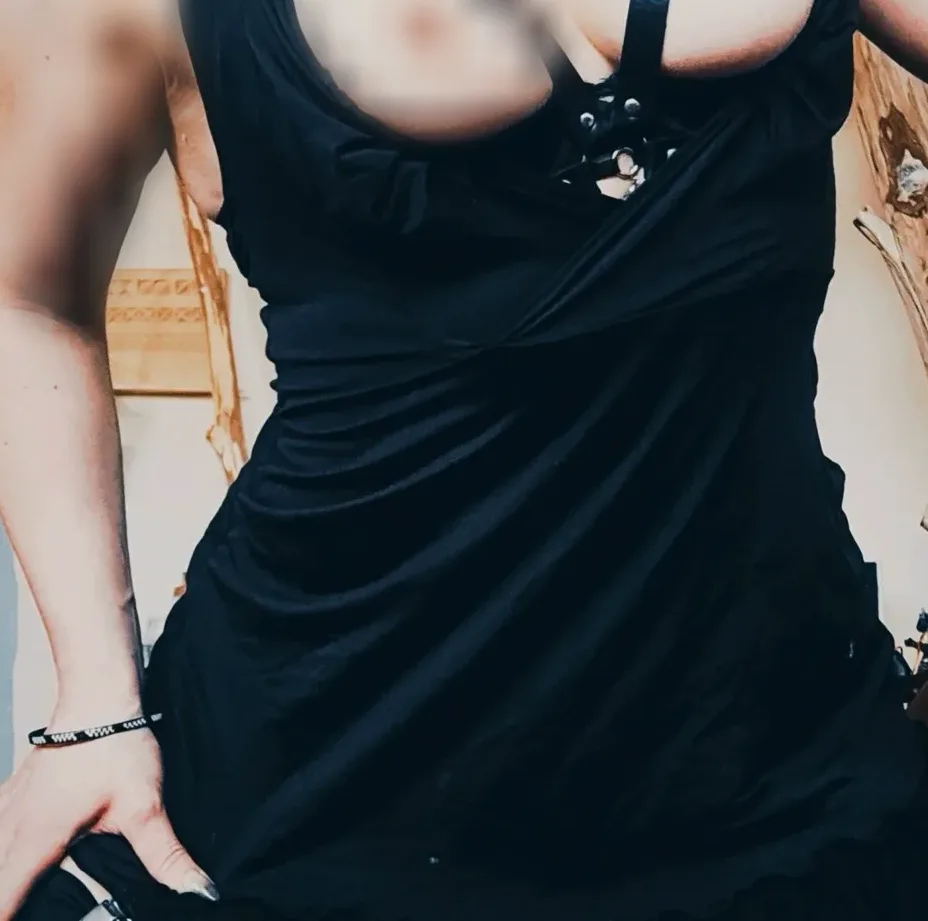 Suzanne, 36